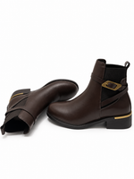 Bottines brun chocolat, une debout et une couchée