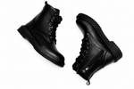 mally ankle boots sur fond blanc