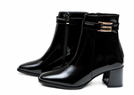 Bottines élégantes avec boucle dorée sur fond blanc
