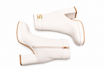 Bottines Élégantes à Talon Bloc avec Détail Doré sur fond blanc