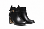 Unique Women's Chunky High Heel sur fond blanc