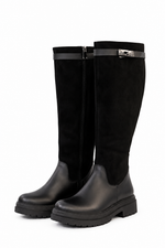 Bottes mi-hautes noir chunky pour femmes sur fond blanc