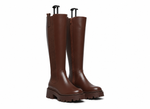 Bottes mi-hautes chunky pour femmes sur fond blanc