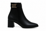 Bottines avec boucle dorée – modèle original sur fond blanc