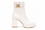 Bottines Élégantes à Talon Bloc avec Détail Doré – modèle original sur fond blanc
